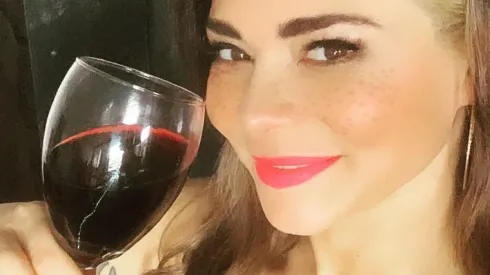 Antonella Ríos gozando de un vinito con el que sacó pica en Instagram.