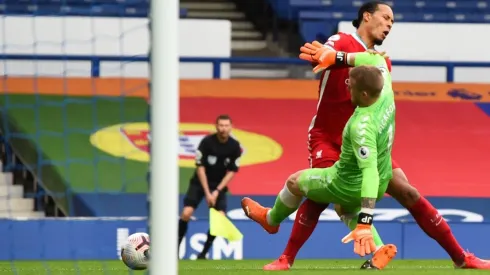 La durisima entrada de Pickford sobre Van Dijk
