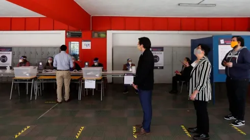 Se deberá cumplir con mantener la distancia entre los electores en las filas.