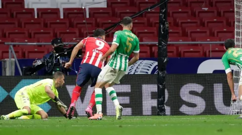 Luis Suárez vence a Claudio Bravo