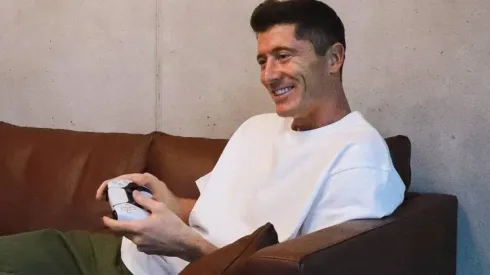 Robert Lewandoski con el DualSense