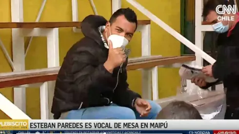 Esteban Paredes acapara la atención en la jornada matinal del Plebiscito 2020 en Chile