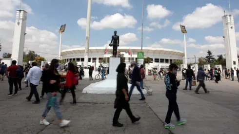 Cientos de votantes han llegado al Estadio Nacional a sufragar.