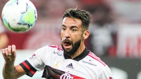 Mauricio Isla en el empate de Flamengo ante Inter de Porto Alegre.