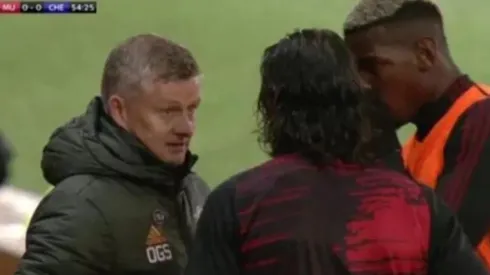 Cavani no entendió las palabras del DT noruego, por lo que Pogba debió ir en auxilio.