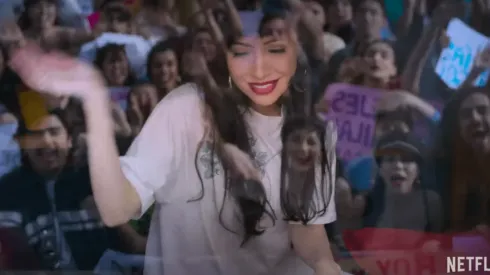 Selena Quintanilla saluda a sus fanáticos en una escena de la serie.