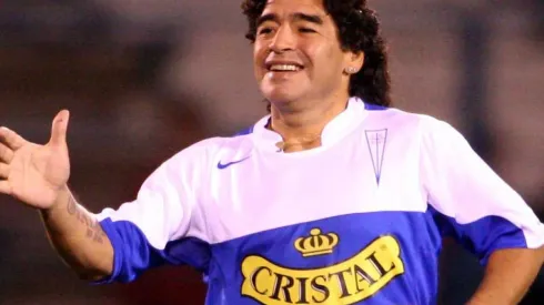 El ingreso del 10 a la cancha causó caos, con la prensa invadiendo el campo de juego.