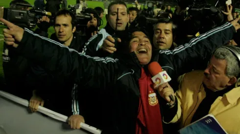 Diego Maradona celebrando la clasificación al Mundial de Sudáfrica en Montevideo