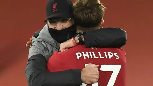 Klopp se funde en un abrazo con Phillips