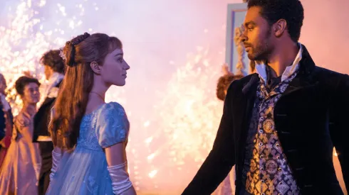 Phoebe Dynevor y Regé-Jean Page protagonizan "Bridgerton", lo nuevo de la creador de "Grey's Anatomy" para Netflix.