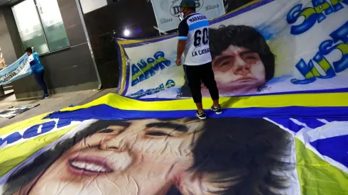 Cientos de hinchas pasaron la noche y amanecieron apoyando a Diego afuera de la Clínica Olivos.