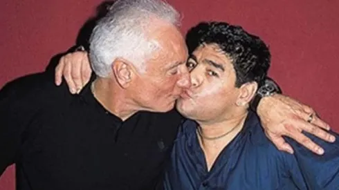 Guillermo Coppola y Diego Maradona se besan afectuosamente