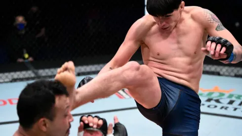 El chileno mandó a su oponente directo a la lona con una increíble patada frontal.