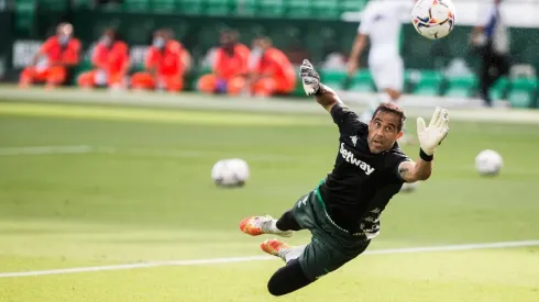 Claudio Bravo suma tres triunfos, dos derrotas y seis goles en contra con la camiseta del Betis de España