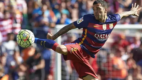 Dani Alves le lanza dardos al Barcelona.