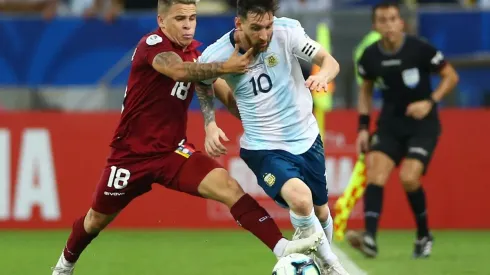 Yeferson Soteldo ante Lionel Messi en la última Copa América