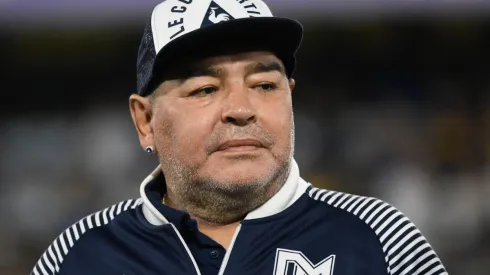 Diego Maradona en la banca de Gimnasia y Esgrima La Plata
