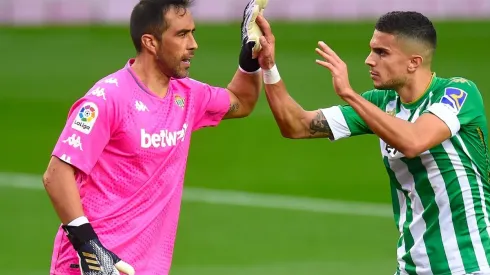 Claudio Bravo es felicitado por Bartra luego de tapar el penal a Griezmann