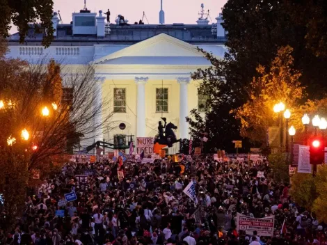 Estadounidenses se burlan de Trump a las afueras de la Casa Blanca