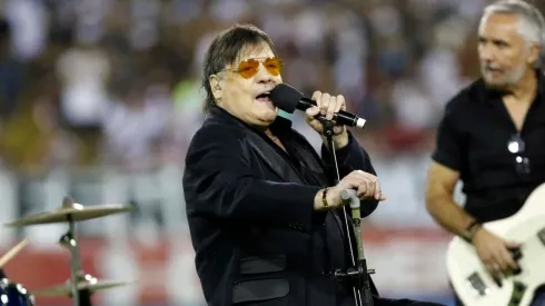 Zalo Reyes es un albo de tomo y lomo y ostenta una gran colección de camisetas del Cacique.