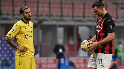 Zlatan Ibrahimovic toma el balón para ejecutar el penal que a la postre falló