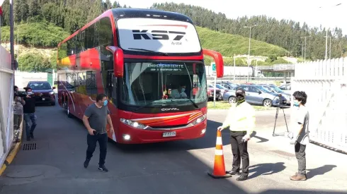 El Bus de Independiente de Cauquenes llegó hasta el Ester Roa. Partido suspendido.