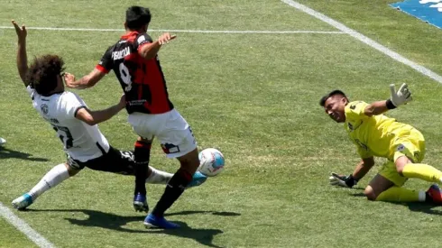Maximiliano Falcón le saca una pelota clave a Tobías Figueroa.