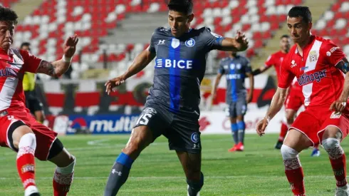 Curicó y la Católica antes del corte de luz. Se juega este miércoles.