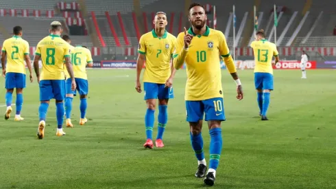 Neymar festeja ante Perú en la segunda fecha de las eliminatorias