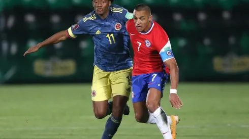 Alexis Sánchez ante Cuadrado en el duelo con Colombia