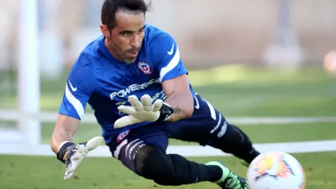 Claudio Bravo será titular en la Roja ante Perú