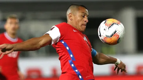 Alexis Sánchez domina el balón ante Colombia