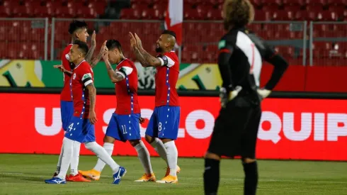 Arturo Vidal festeja el gol de la Roja contra Perú y Gallese.
