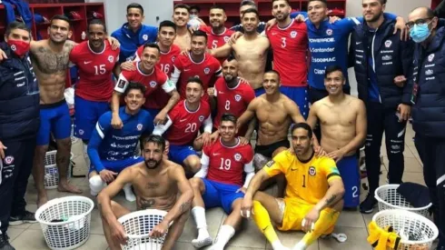 La Roja festejó el triunfo ante Perú con fotaza en el camarín. Alexis con bolsa de hielo.