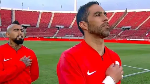 Arturo Vidal y Claudio Bravo en el Himno de Chile contra Perú.