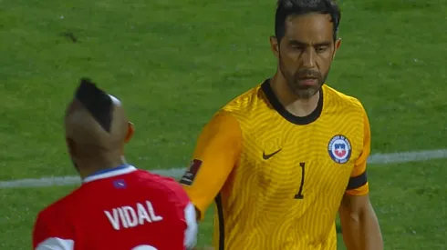 Arturo Vidal y Claudio Bravo se saludan en el partido de Chile con Perú.