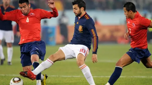 Cesc ante los jóvenes Mauricio Isla y Alexis Sánchez en Sudáfrica 2010.