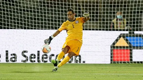 Claudio Bravo en su triunfal regreso al arco de Chile.