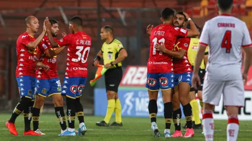 Los hispanos sumaron tres puntos claves para seguir en la lucha por el título.