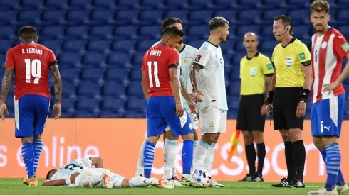 Exequiel Palacios en el suelo luego de la brutal entrada de Romero