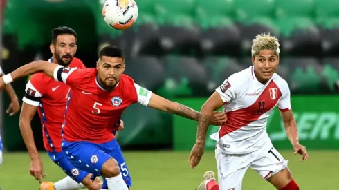 Raúl Ruidíaz en el duelo de Chile contra Perú por las eliminatorias a Qatar 2022.