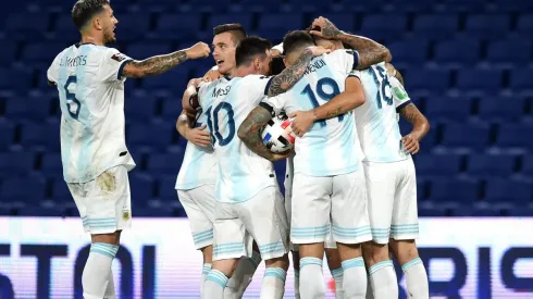 La selección argentina festejando ante Paraguay
