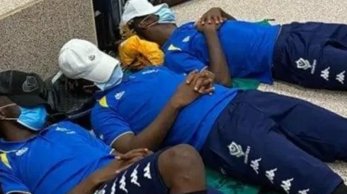 Selección de Gabón duerme en el aeropuerto de Gambia