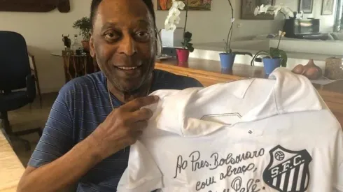 Pelé y la camiseta de Santos regalada a Bolsonaro.
