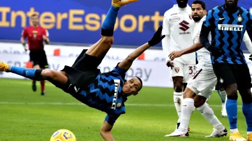 Alexis Sánchez intenta una chilena ante el Torino