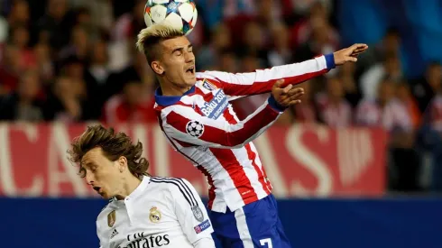 Griezmann disputa el balón con Modric en un clásico de Madrid