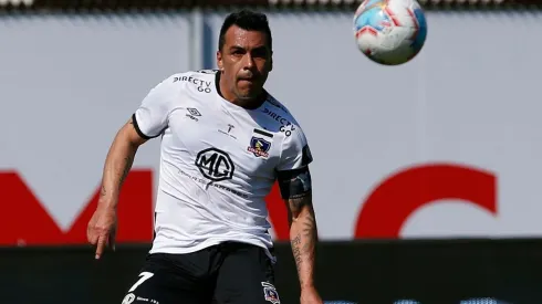 Esteban Paredes se lesionó el pie izquierdo y ahora deberá definir su continuidad en Colo Colo