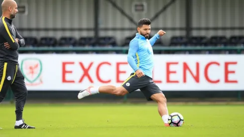 Sergio Kun Agüero y Pep Guardiola en el entrenamiento del Manchester City