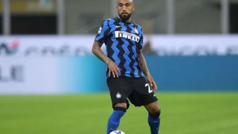 Arturo Vidal controla el balón en el Inter