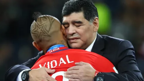 La escena del recuerdo en la que Diego Armando Maradona consuela a Arturo Vidal tras la derrota de la selección chilena en la final de la Copa de las Confederaciones 2017
